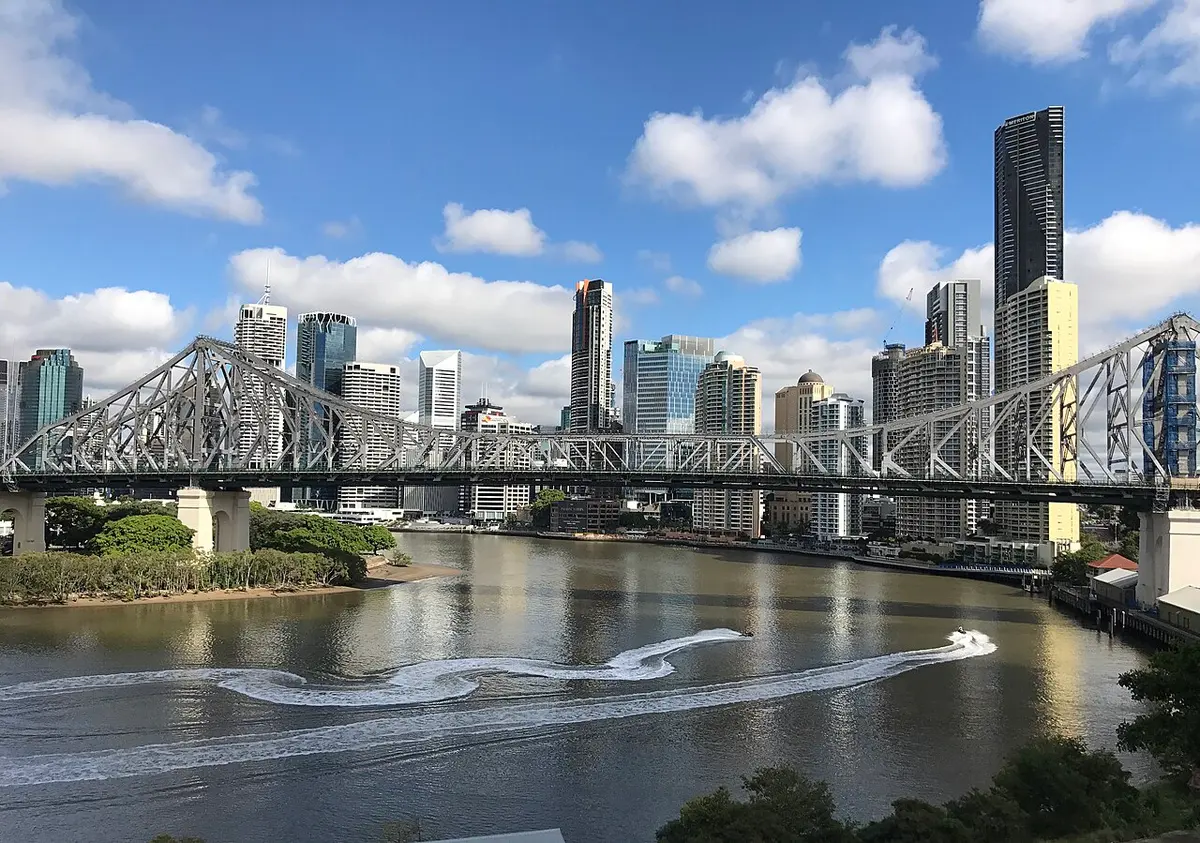 ブリスベン川の向こうに中心街のビル群とストーリー・ブリッジが見える昼の風景