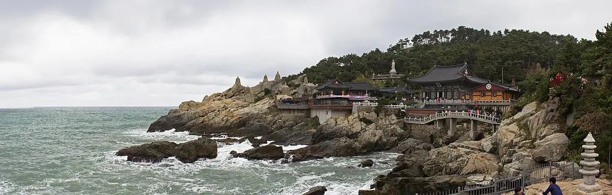 바닷가 바위 위에 자리한 해동용궁사 전경