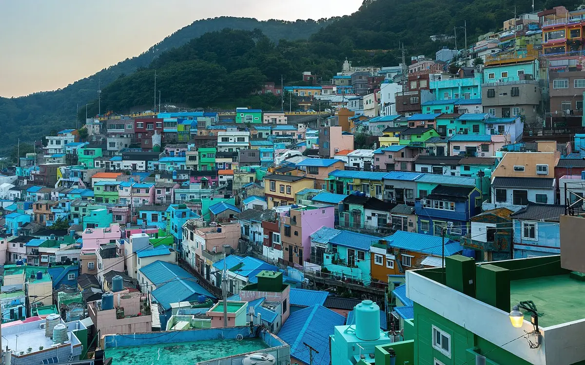 해 질 녘 언덕을 따라 빼곡히 들어선 감천문화마을의 알록달록한 집들