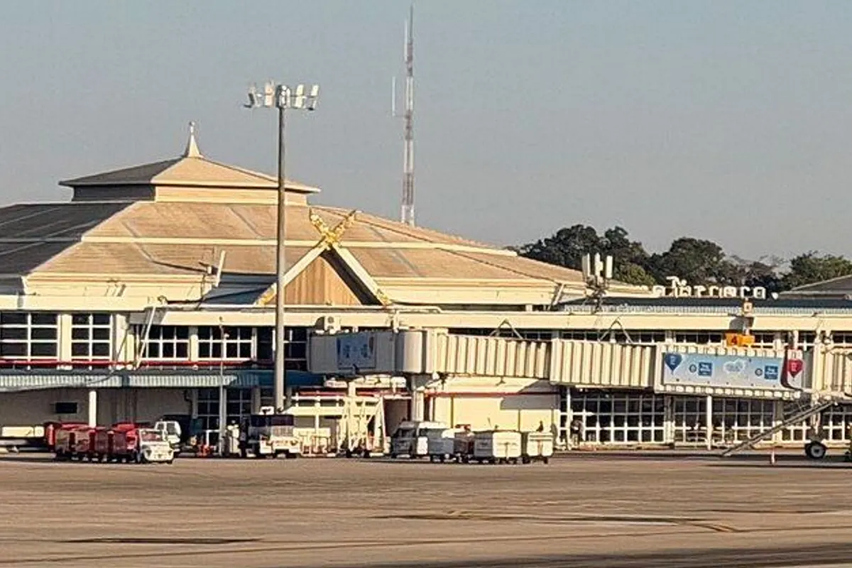 활주로 너머로 보이는 란나 양식 지붕의 치앙마이 공항 터미널.