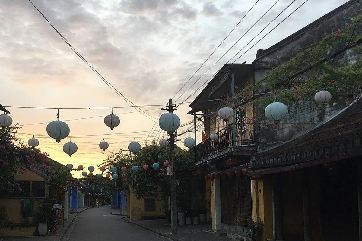 夜明けのホイアン旧市街、提灯が連なる静かな通りと黄色い古い家並み。