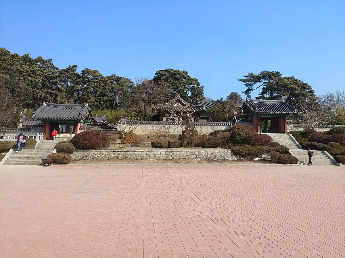 강릉 오죽헌 사랑채의 기와지붕과 마당.