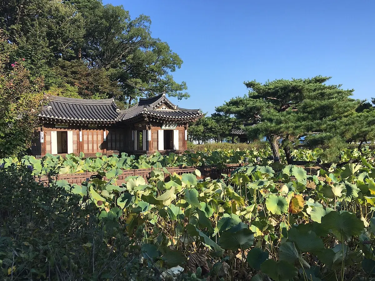 선교장 연못 위에 돌기둥을 세워 지은 정자 활래정.