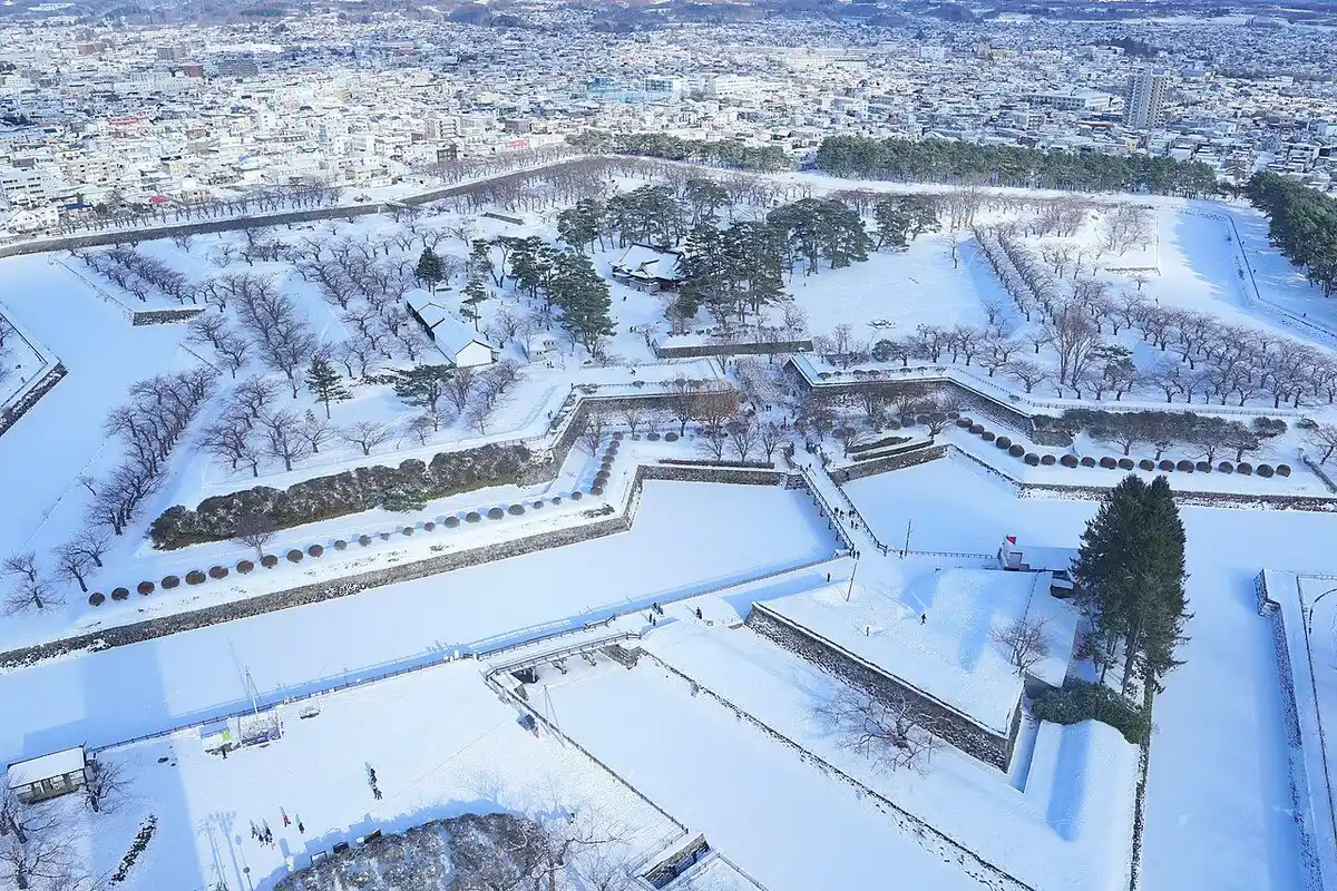 고료카쿠 타워에서 내려다본, 눈에 덮인 별 모양의 고료카쿠.