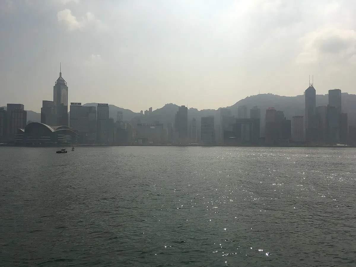 바다 위에서 올려다본 센트럴의 고층 빌딩과 미드레벨 언덕