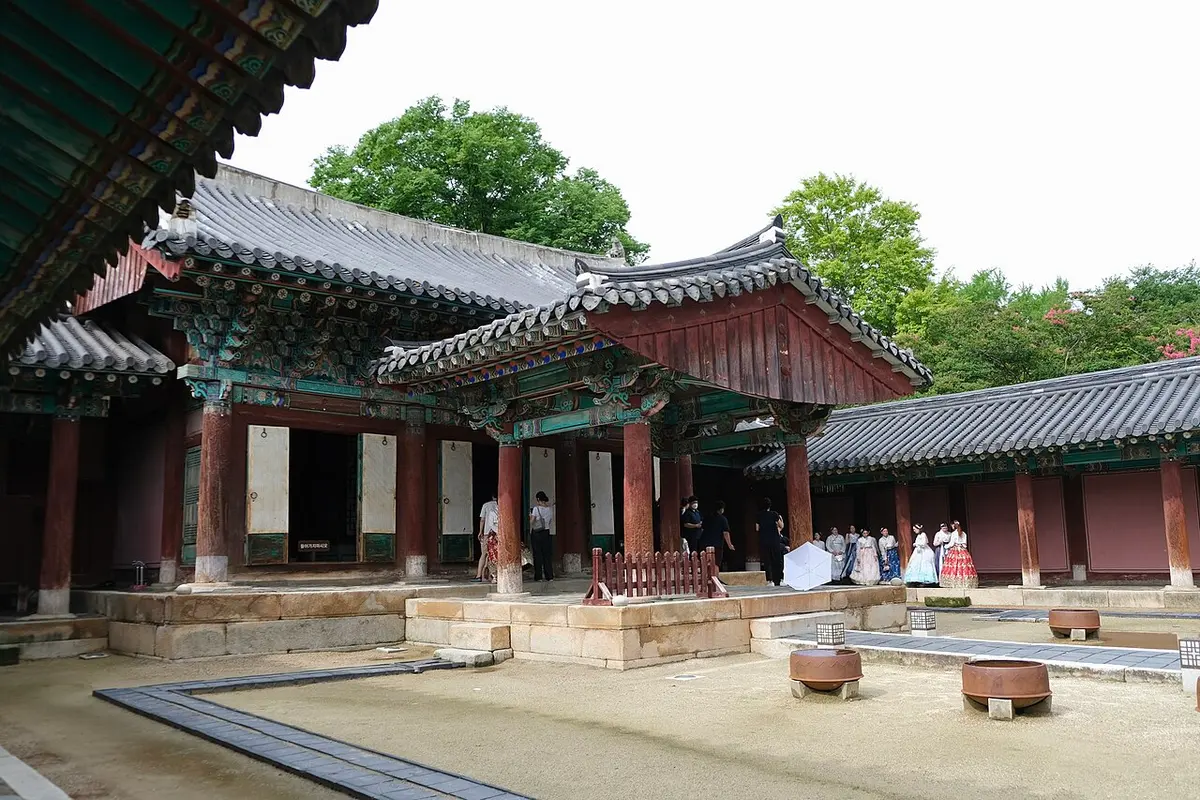 전주 경기전 정전의 전통 목조 건물.