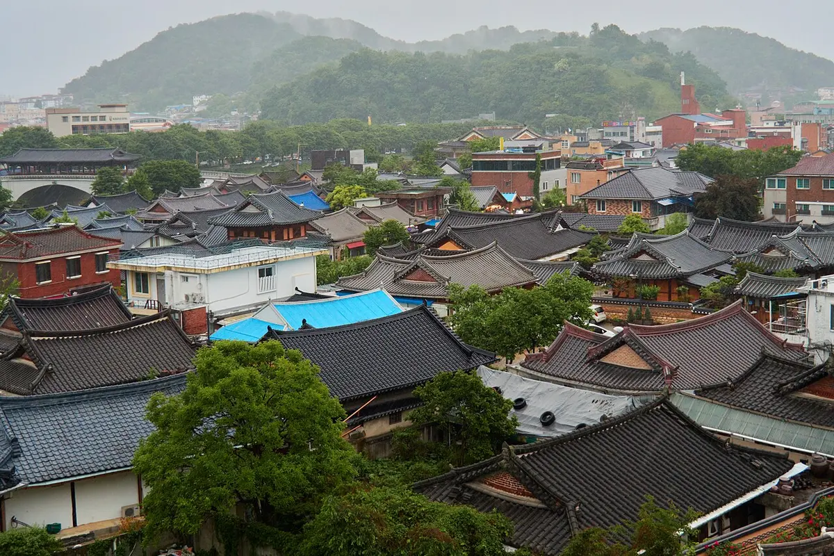 높은 곳에서 내려다본 전주한옥마을의 빽빽한 기와지붕.