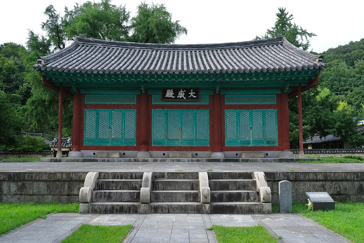 전주향교 대성전의 전통 목조 건물.