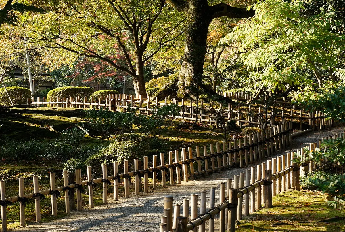 A late-autumn view inside Kenrokuen garden