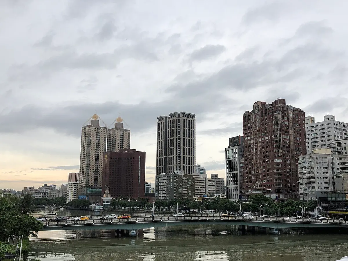 낮에 본 아이허 강변과 그 뒤로 늘어선 가오슝 시내 건물들