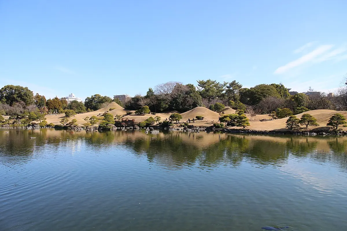 The Japanese garden of Suizenji Jojuen with its pond and grassy mound.