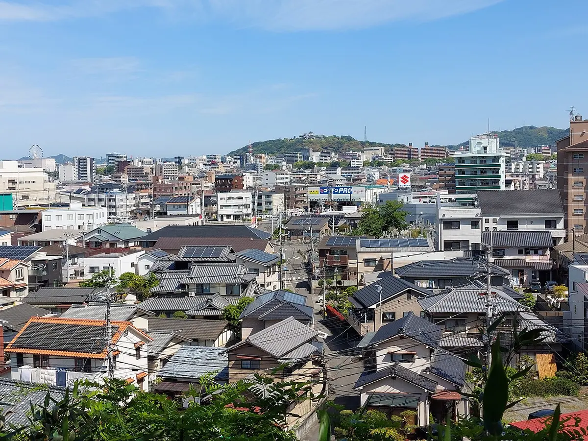 덴잔 신사에서 바라본 마쓰야마 시가지와 언덕 위 마쓰야마성.