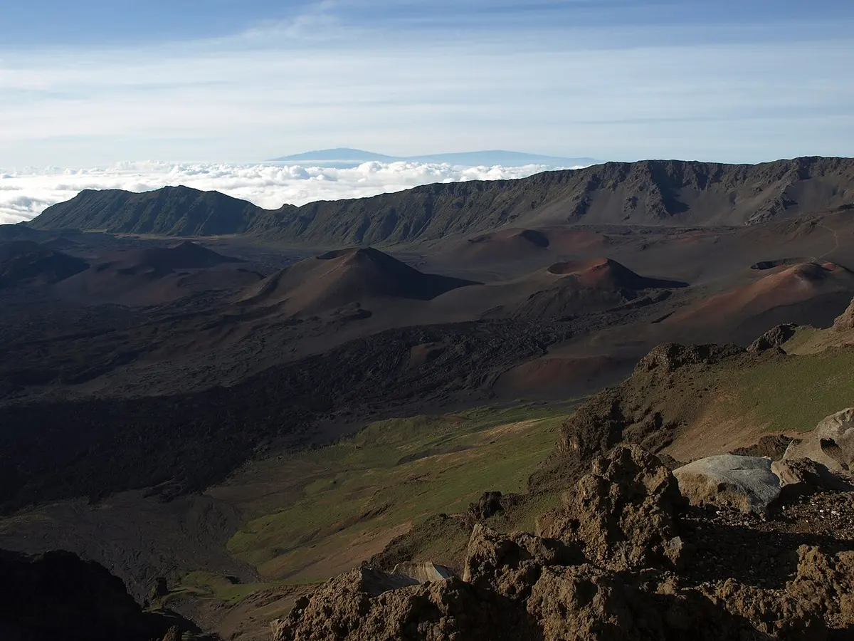 哈雷阿卡拉山顶火山口里红黑相间的火山渣锥