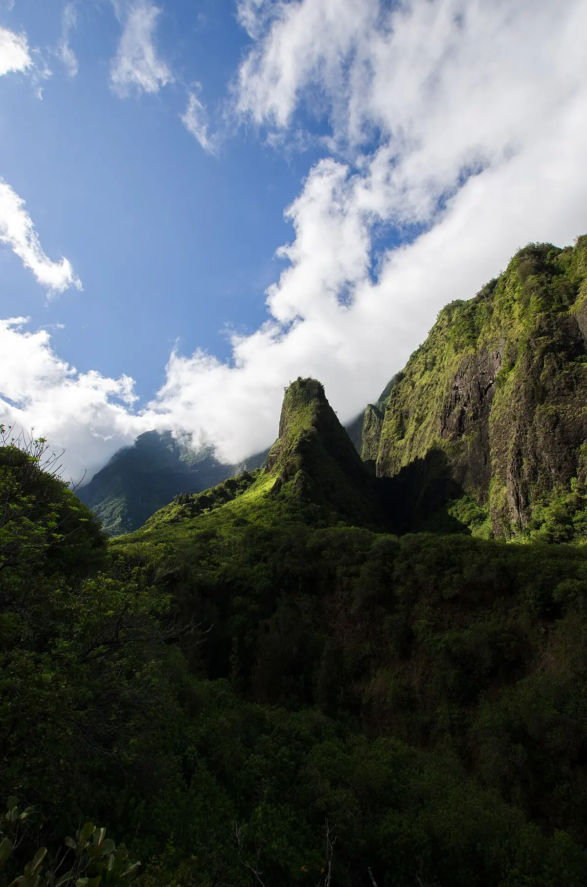 从翠绿山谷中拔地而起的伊奥针峰