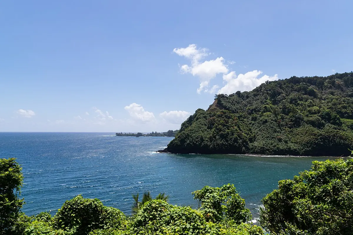 沿着翠绿海岸峭壁蜿蜒延伸的哈纳公路