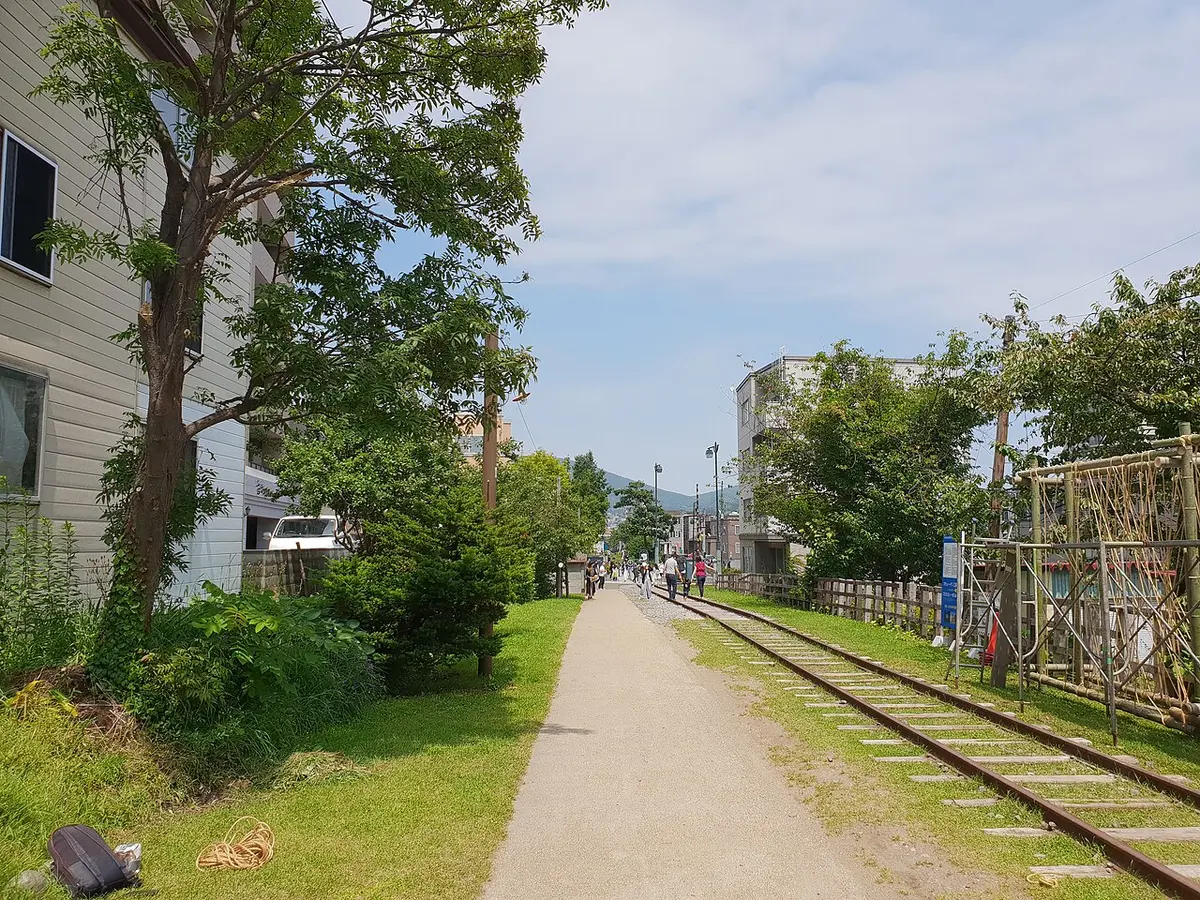 선로가 남아 있는 옛 데미야선 철길 산책로