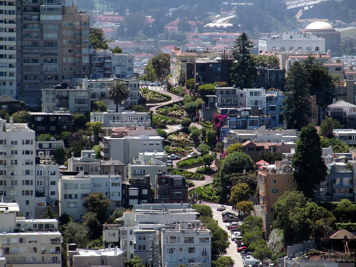 Lombard Street's zigzag between flowerbeds, seen by zoom from Coit Tower
