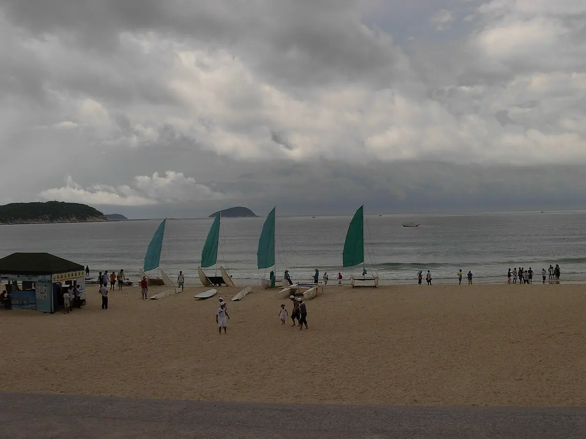 澄んだ海と広い砂浜が広がる亜龍湾