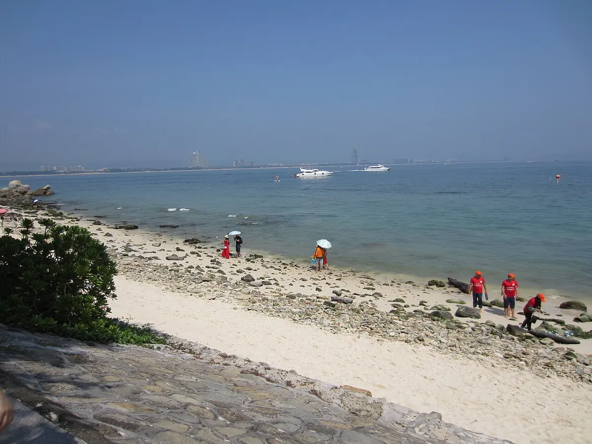 蜈支洲島の澄んだ海辺の風景