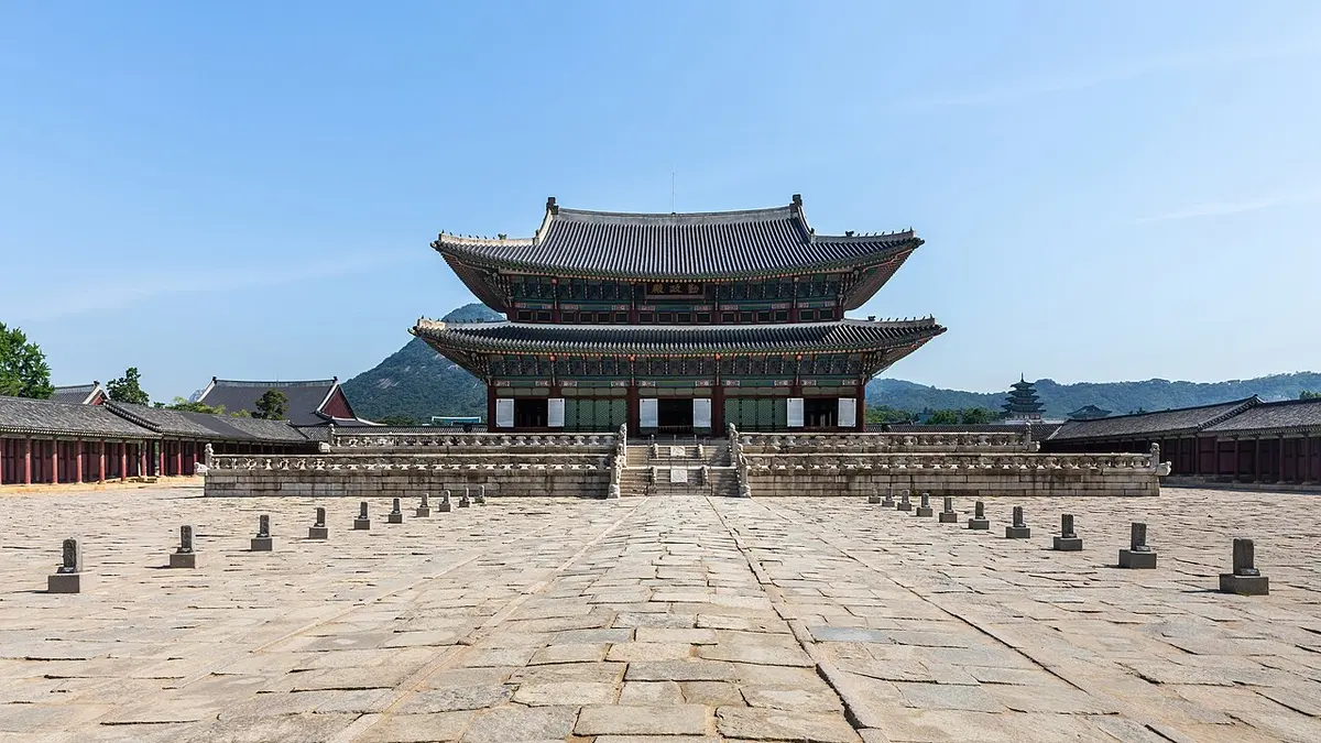 青空の下、正面から見た景福宮の玉座殿・勤政殿（クンジョンジョン）と石畳の前庭