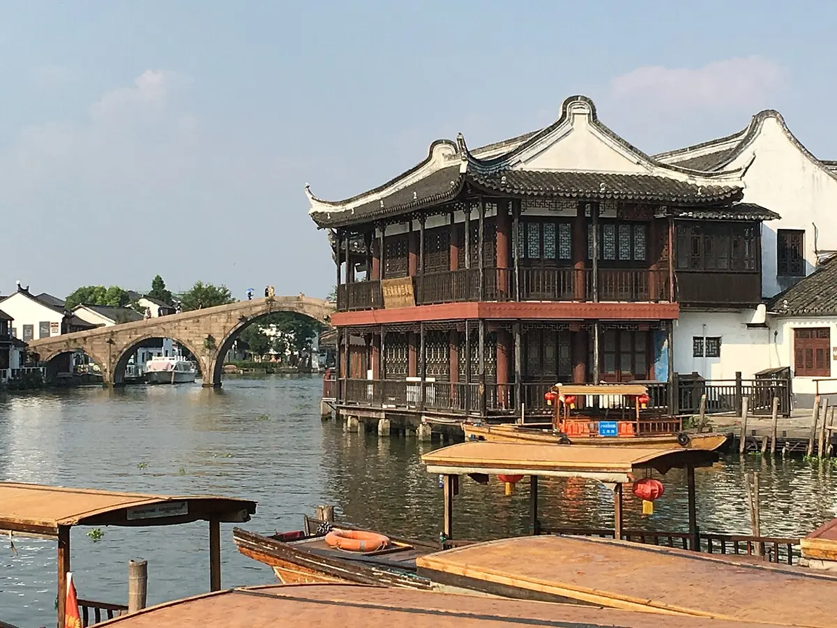 The Dianpu River and the stone Fangsheng Bridge in Zhujiajiao