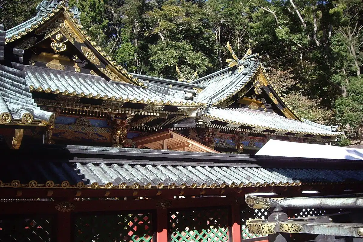 금색 장식과 붉은 난간이 어우러진 구노잔 도쇼구 사전의 지붕들.
