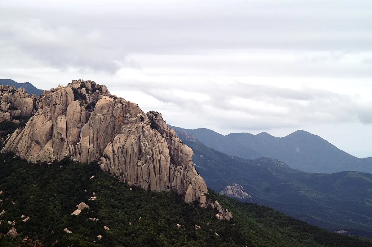 설악산국립공원의 거대한 화강암 바위 봉우리 울산바위.