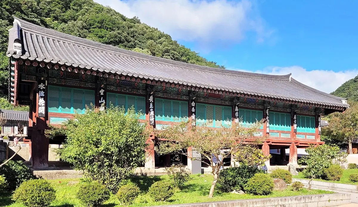 설악산 신흥사의 전통 목조 누각 보제루.