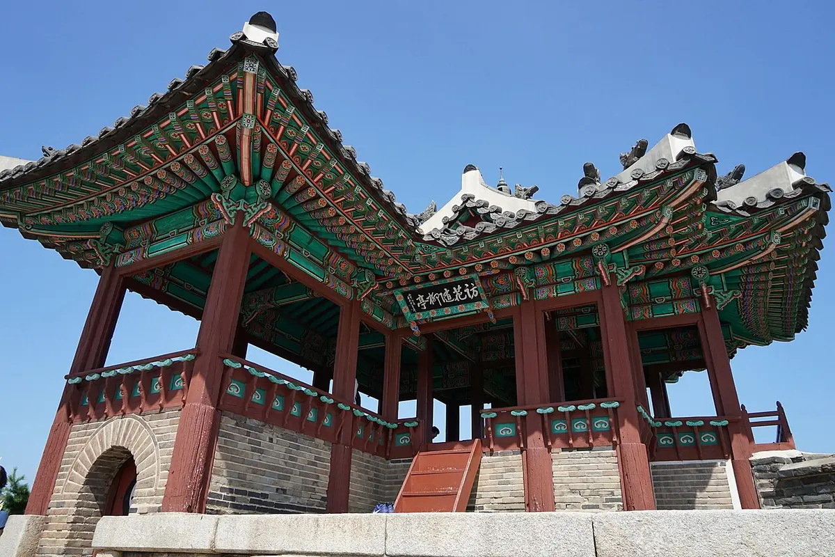 수원화성 성곽 위에 선 방화수류정(동북각루).