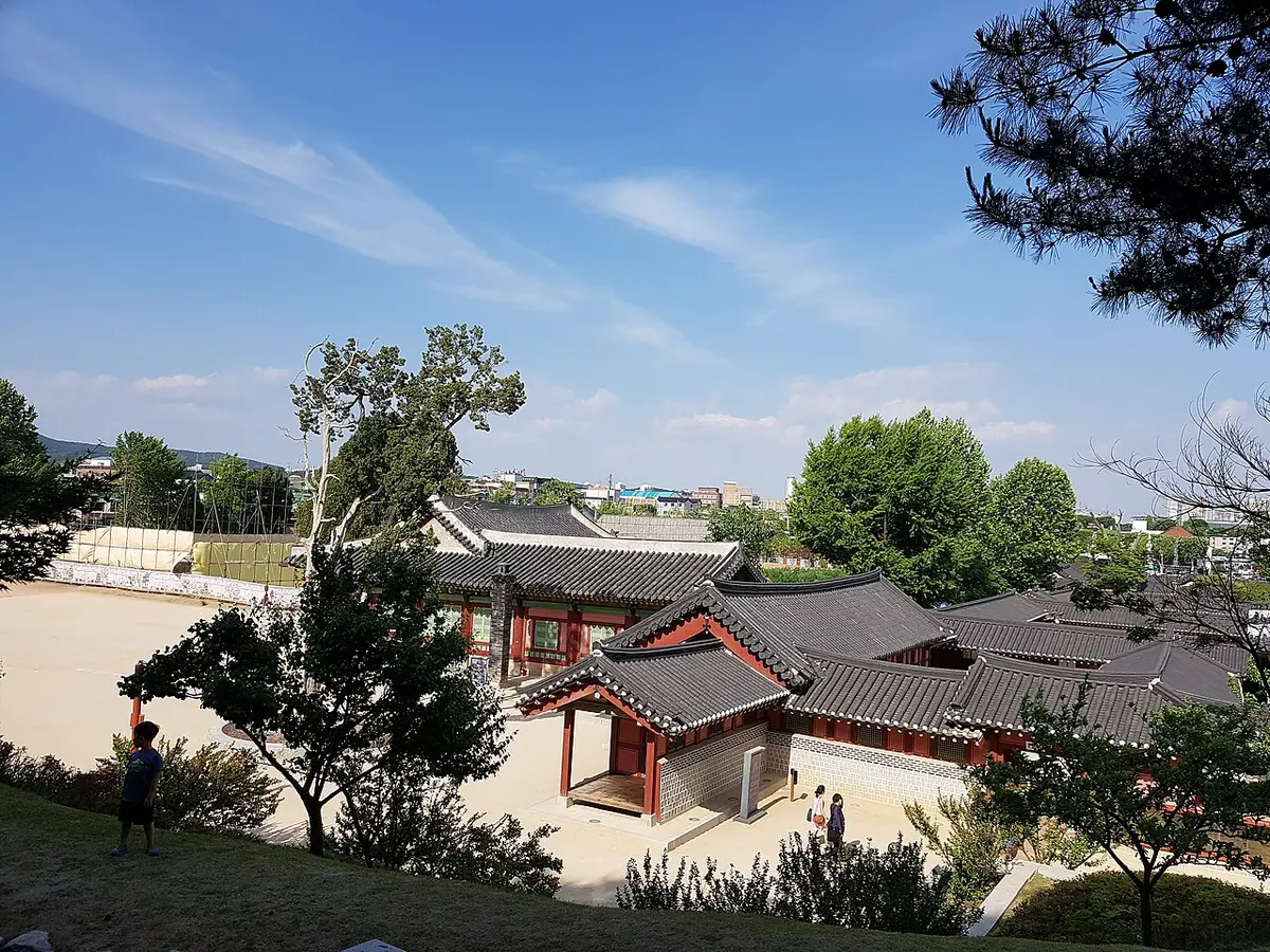 수원 화성행궁의 전통 목조 전각들.