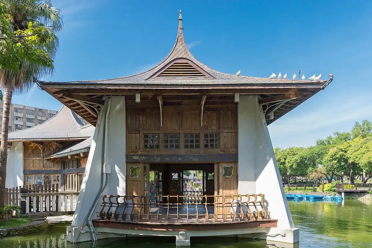 The twin-roofed pavilion on the lake in Taichung Park