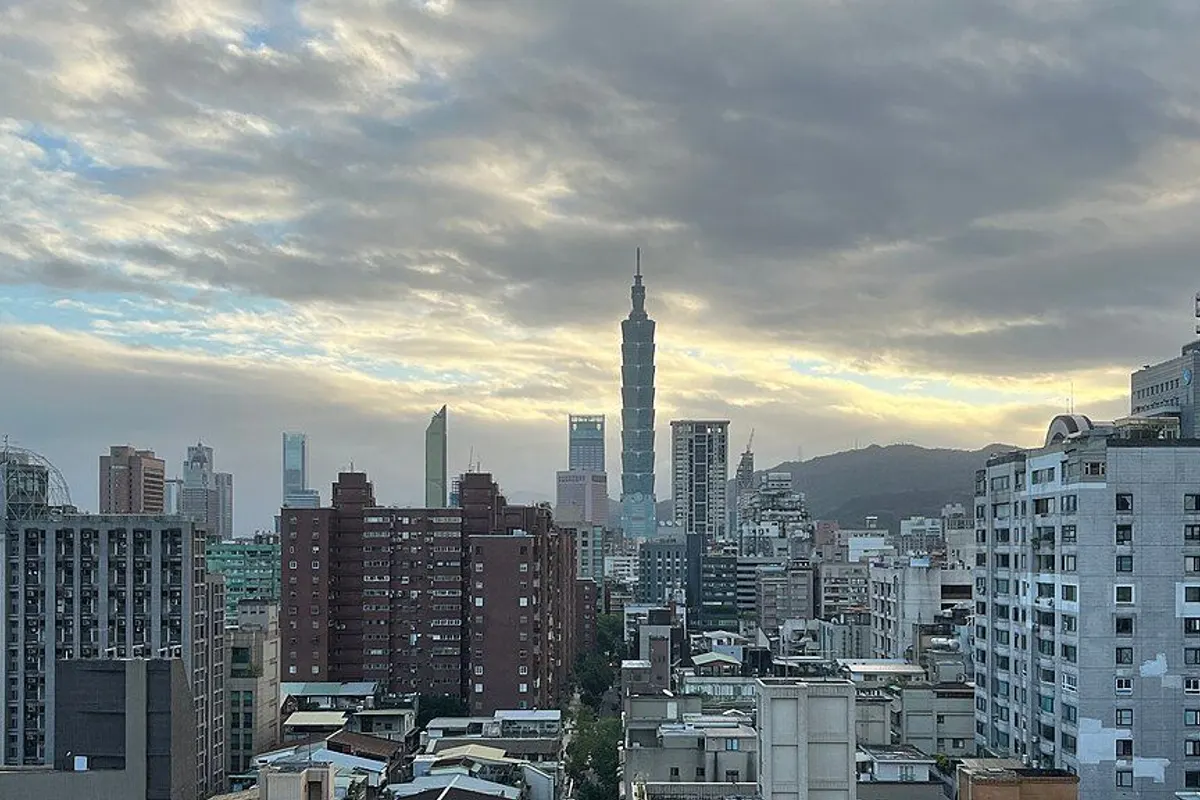 아침 구름 아래 도심 빌딩들 사이로 우뚝 솟은 타이베이 101.