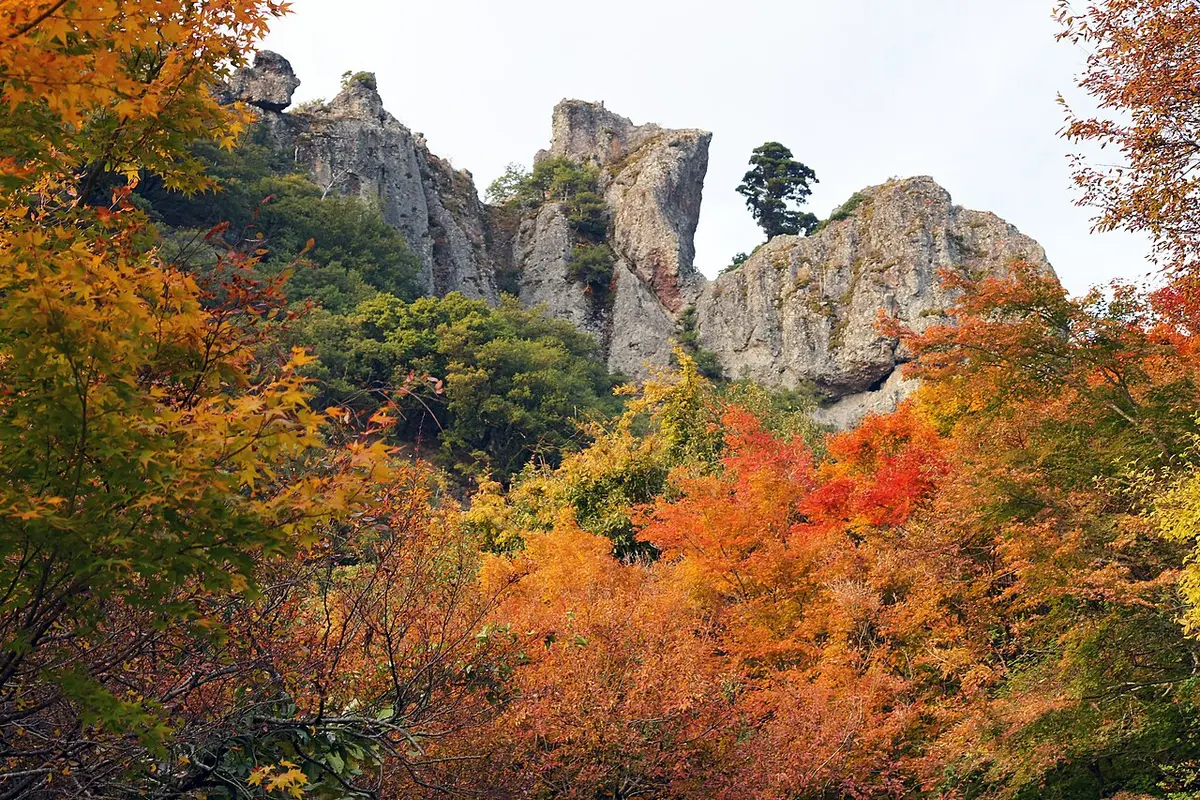 쇼도시마 간카케이 협곡의 산과 계곡 풍경.