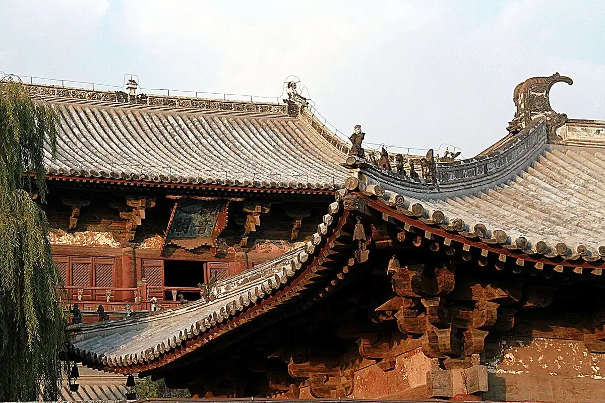日を浴びた独楽寺山門の屋根と、その奥に重なる観音閣の軒。