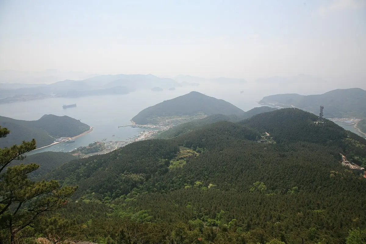 통영 앞바다에 크고 작은 섬들이 흩어져 있는 한려해상국립공원 풍경.