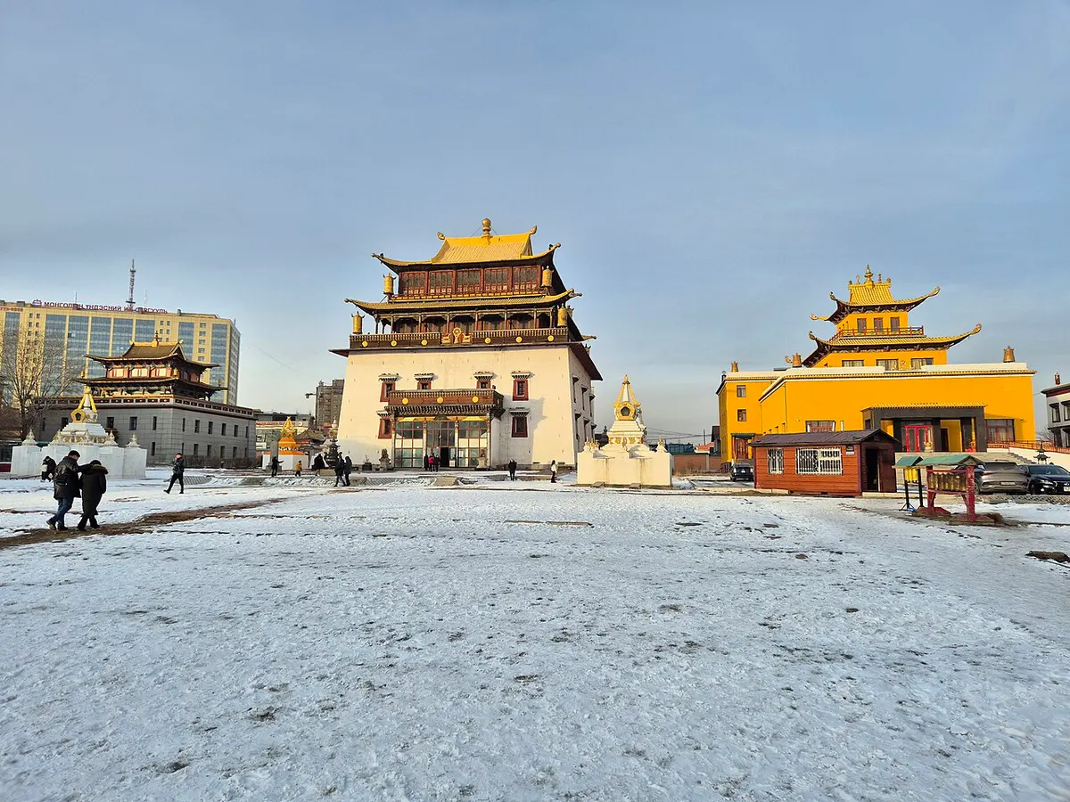 雪中甘丹寺的寺院建筑