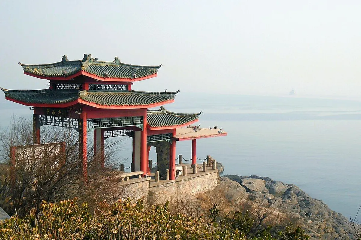 煙台山の北東の岩の上に海に向かって立つ、赤い柱のあずまや惹浪亭。