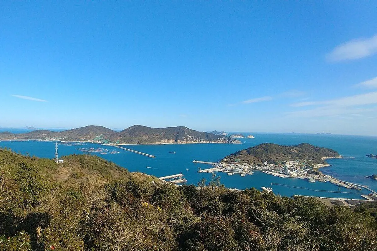 佛炭峰から見下ろした巨文島の島々と港町。