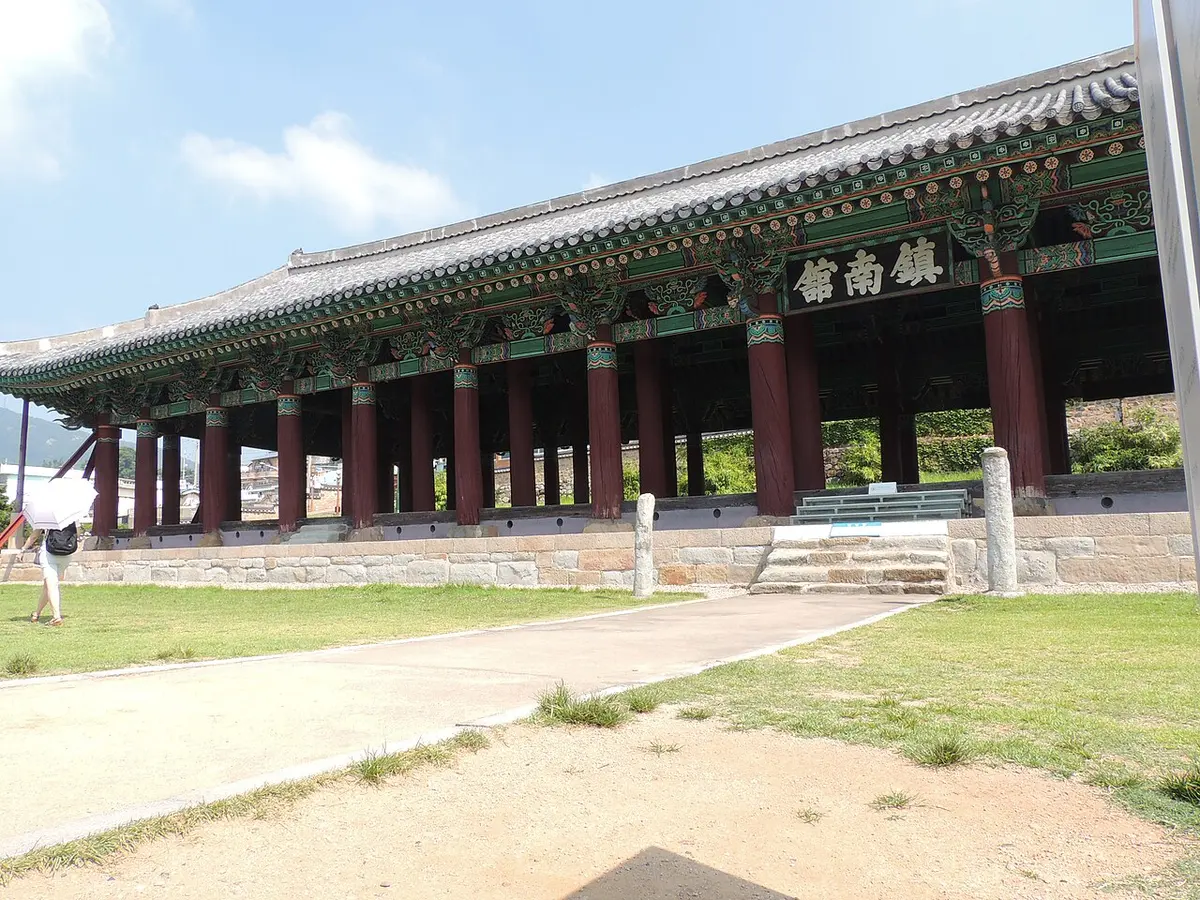 여수 진남관의 기와지붕과 긴 목조 건물.