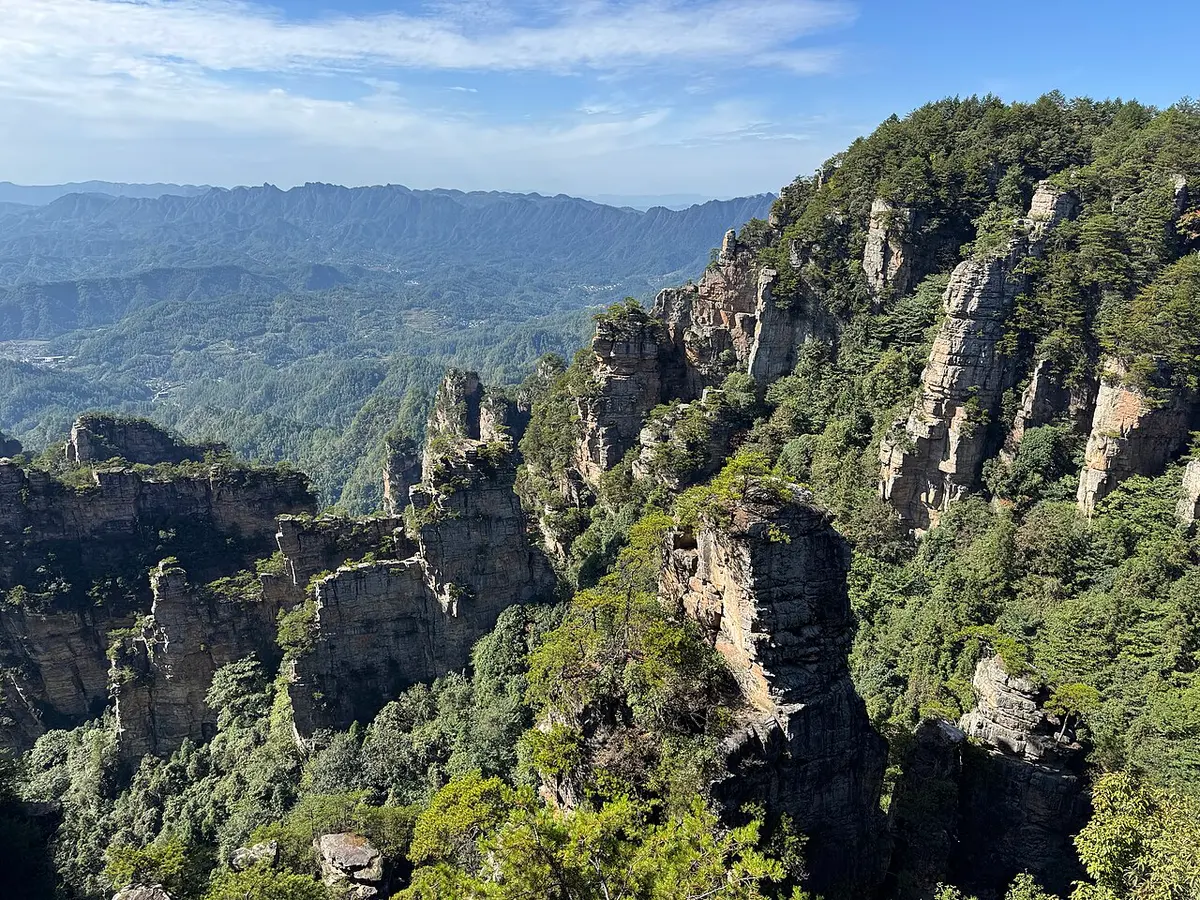 袁家界の切り立った砂岩の峰々