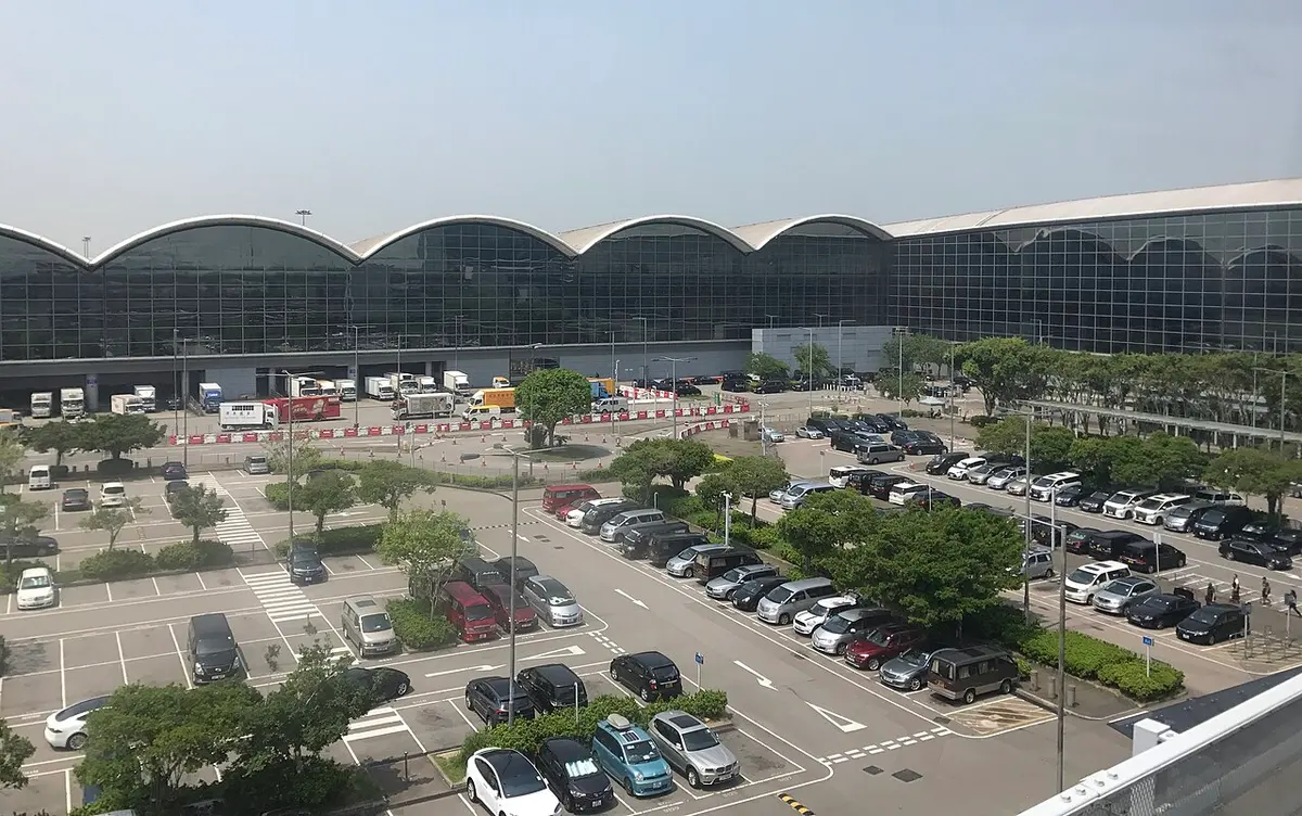 홍콩 국제공항 제1터미널 내부의 넓은 지붕 구조