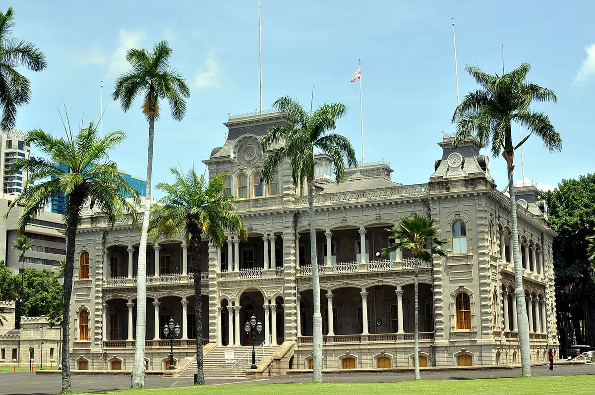 Exterior of ʻIolani Palace in downtown Honolulu