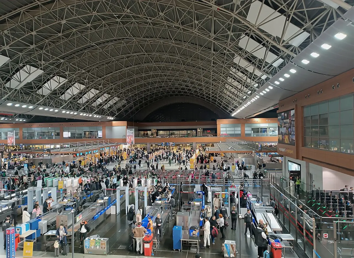 사비하 괵첸 공항(SAW) 국제선 출발 홀과 체크인 구역