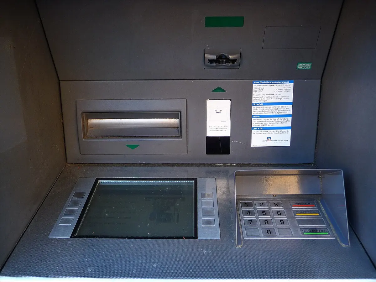 カード挿入口と画面、数字キーパッドがあるATM。