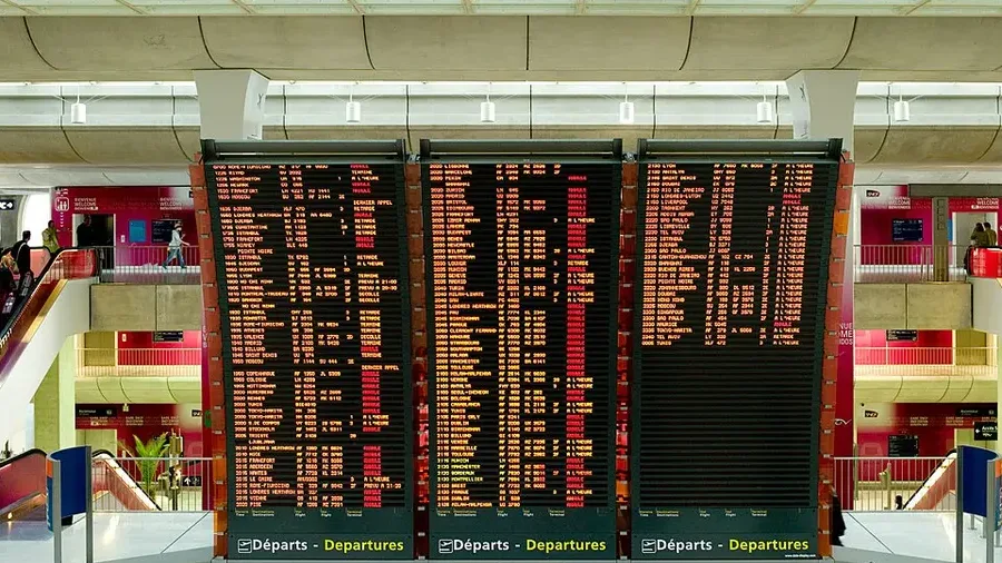 空港の出発案内板に、欠航・遅延した便がずらりと表示されている。