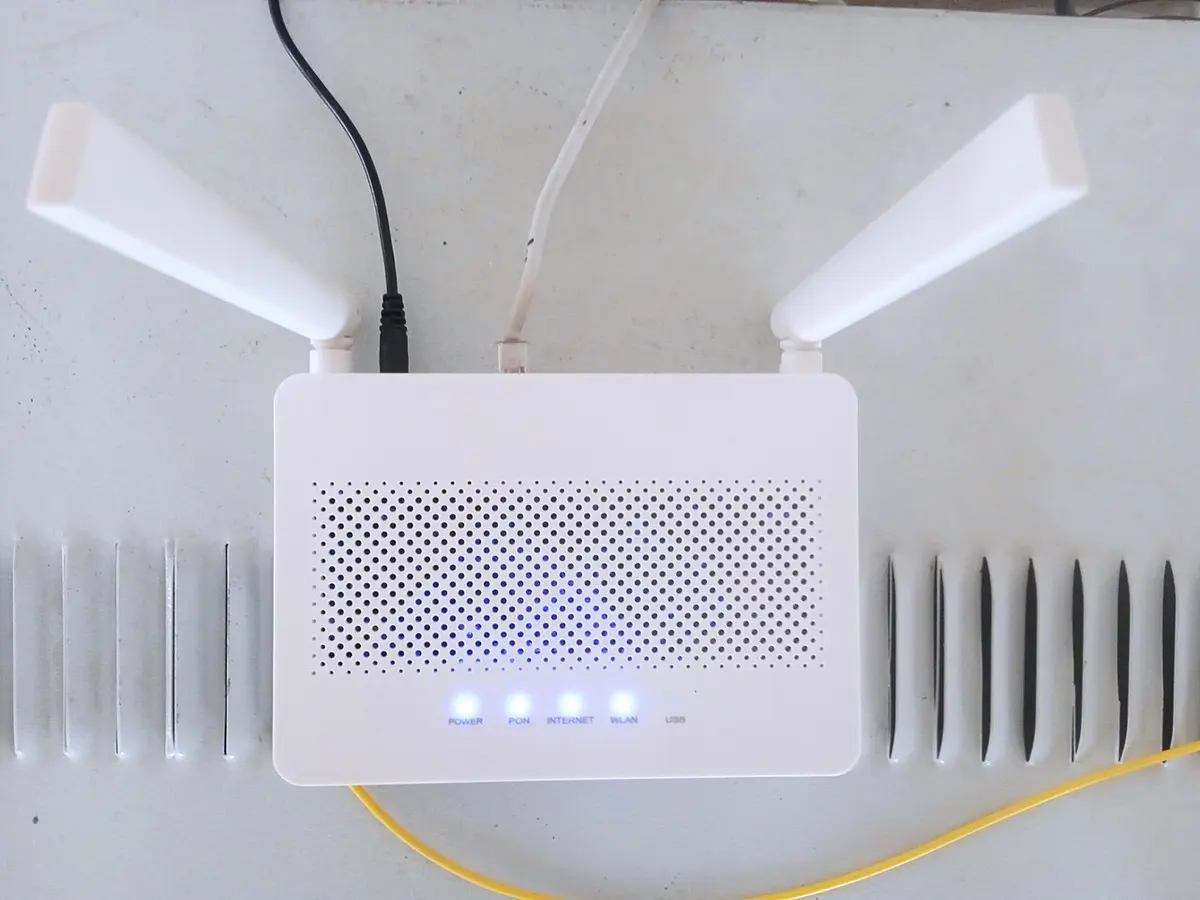 アンテナが二本付いた白いWi-Fiルーター。