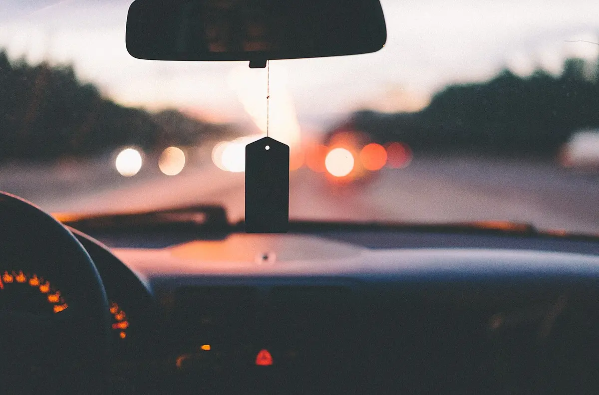 運転席からの視点で、ダッシュボードの向こうに延びる高速道路が見える。