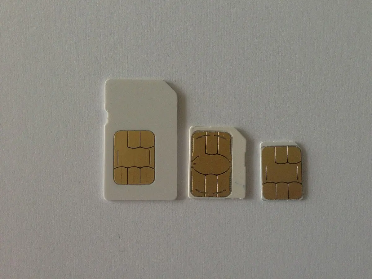 ミニ・マイクロ・ナノサイズのSIMカード三枚が並べて置かれている。